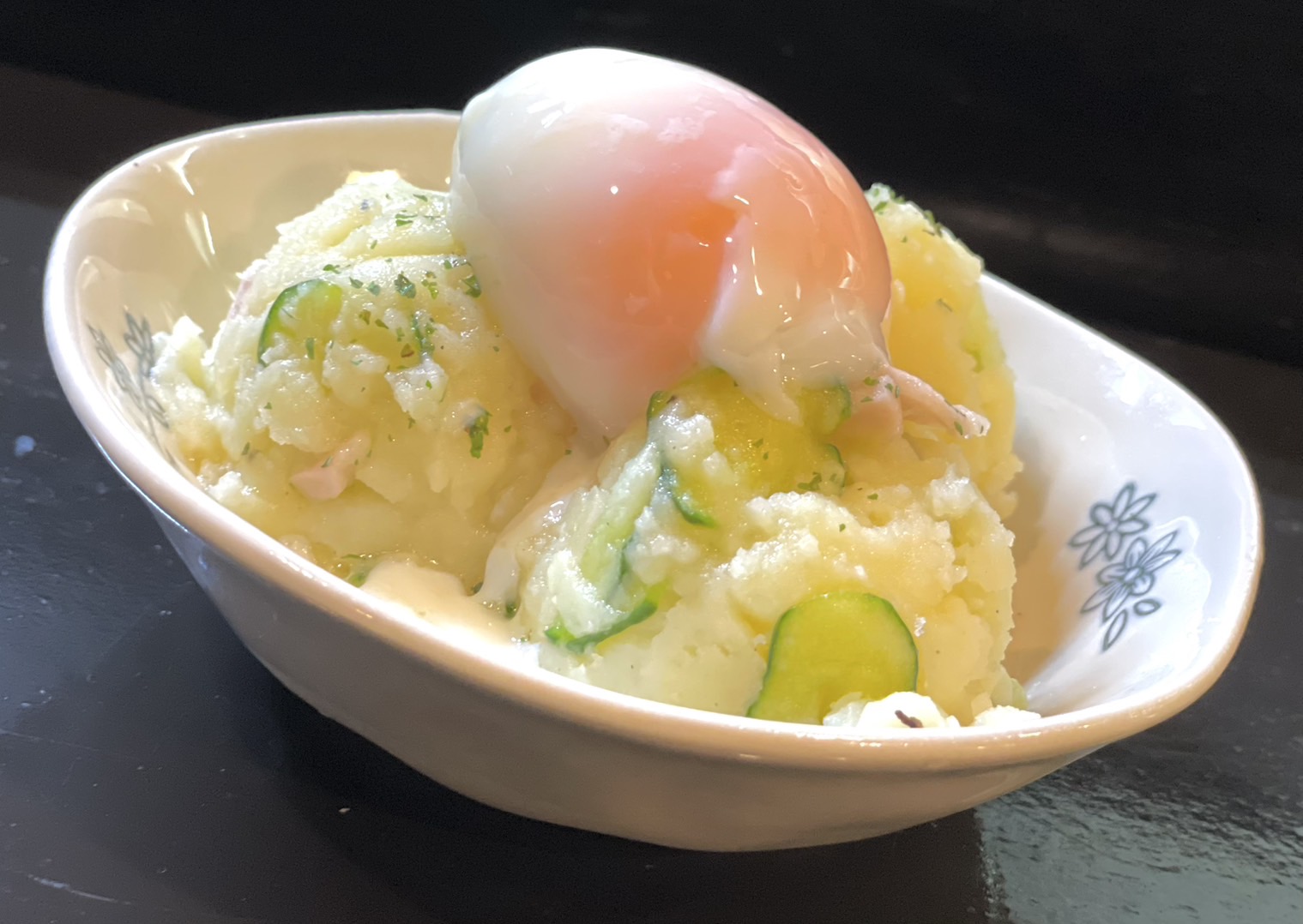ポテトサラダ（温玉）の画像