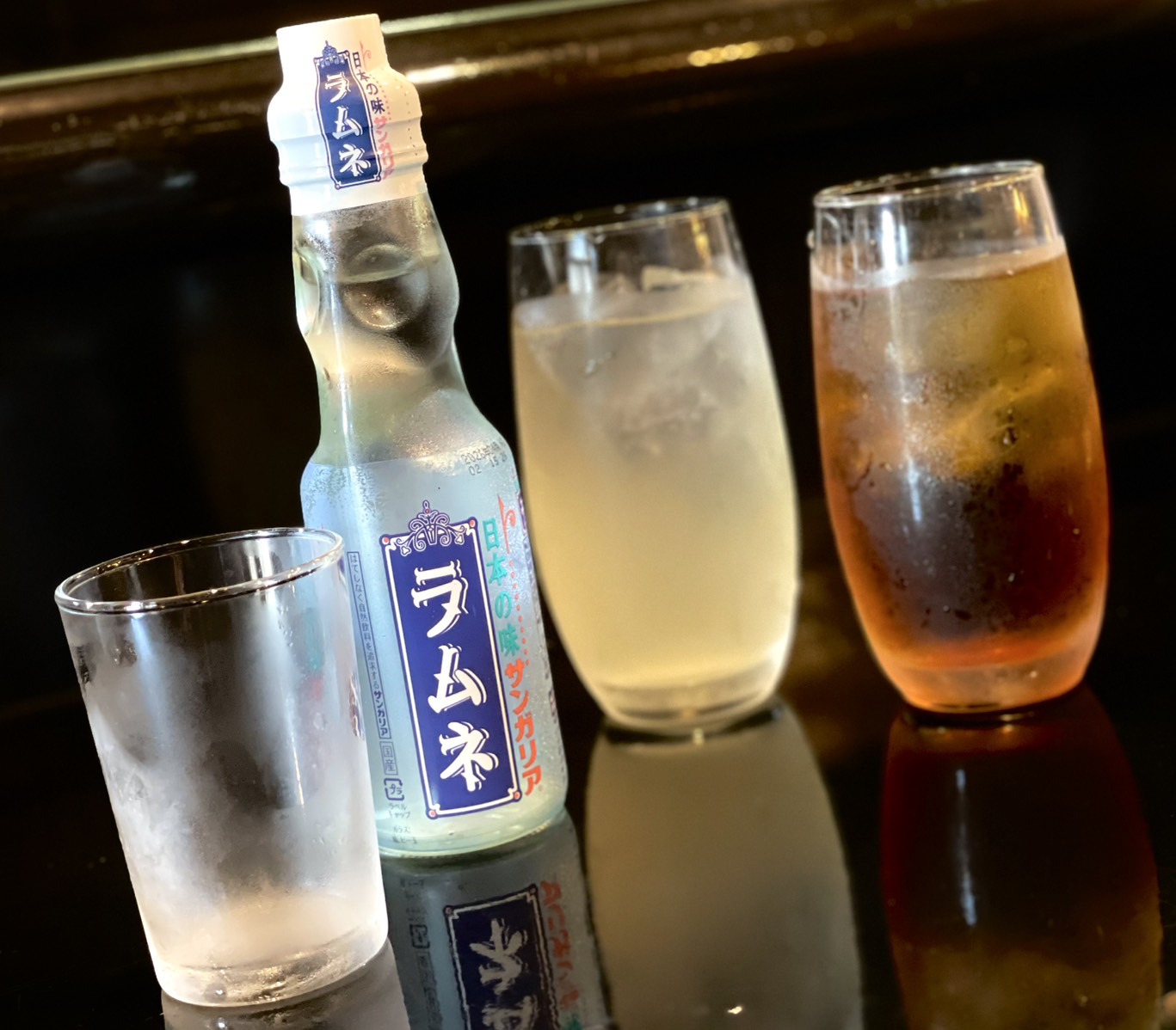 ソフトドリンク：ウーロン茶、オレンジジュース、リンゴジュース、カルピス、カルピスソーダ、コーラー、ジンジャエール、ラムネの画像